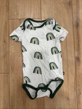 Kyte BABY White Onesie with Green Rainbow Print